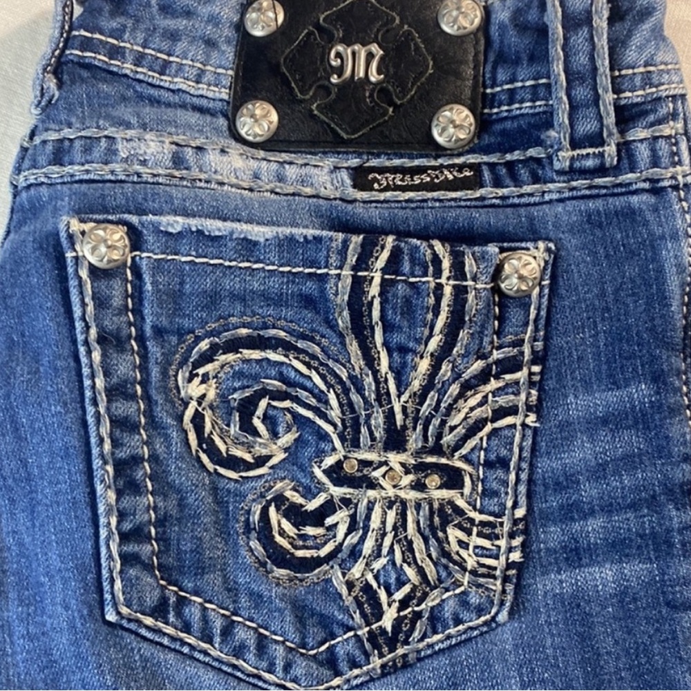 Miss Me Embroidered Embellished Boot
Cut Jeans Sz 29
